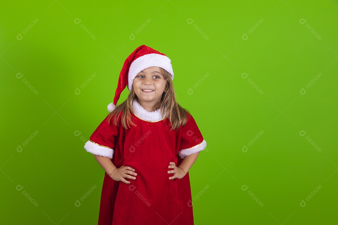 Linda garotinha criança usando roupas de Papai Noel sobre fundo isolado
