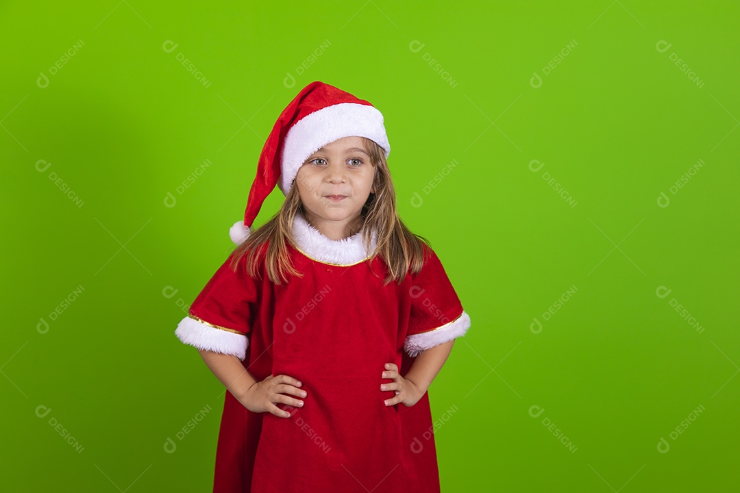 Linda garotinha criança usando roupas de Papai Noel sobre fundo isolado