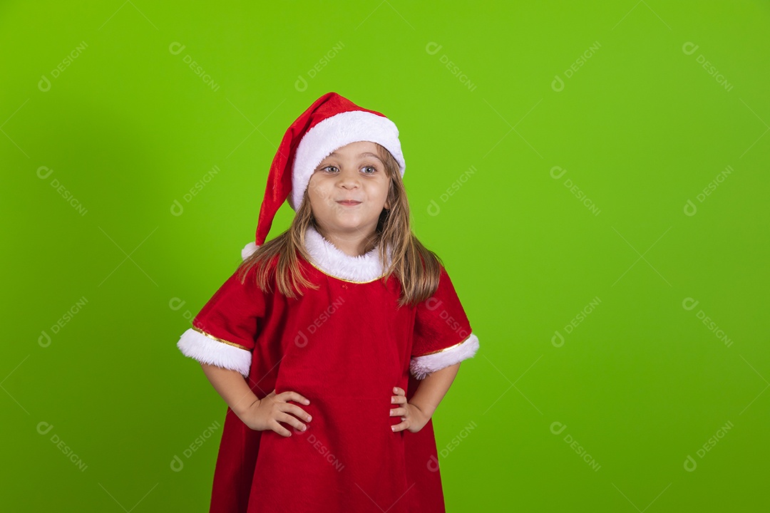 Linda garotinha criança usando roupas de Papai Noel sobre fundo isolado