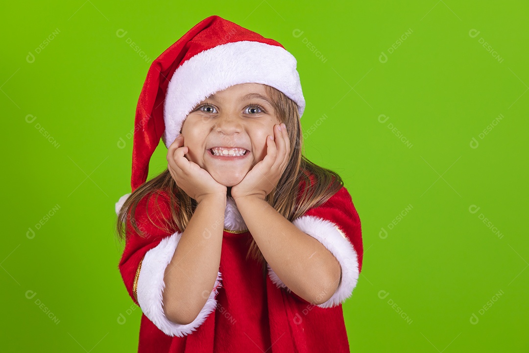 Linda garotinha criança usando roupas de Papai Noel sobre fundo isolado