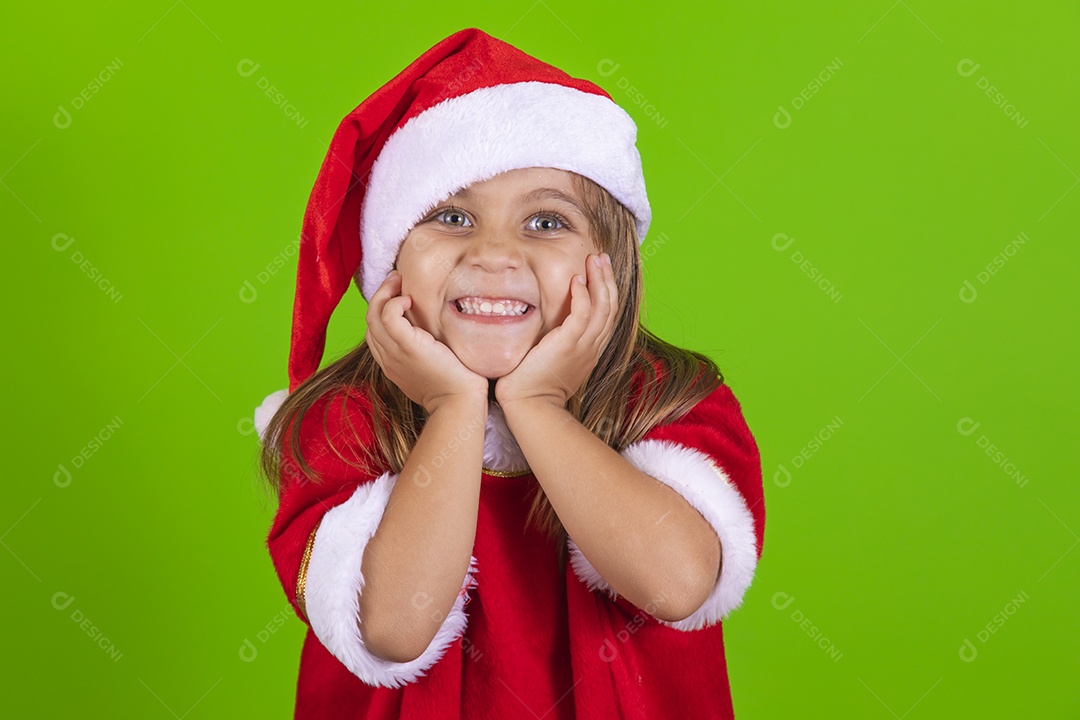 Linda garotinha criança usando roupas de Papai Noel sobre fundo isolado