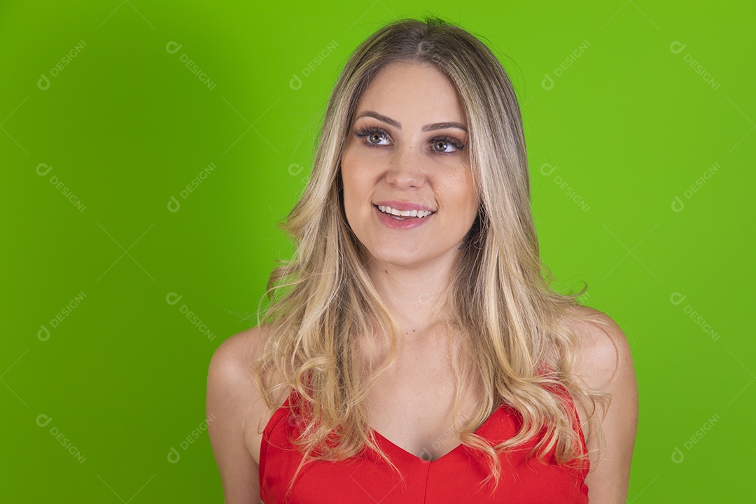 Linda mulher jovem loira bonita sobre fundo isolado