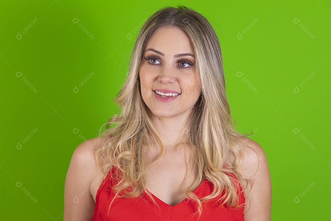 Linda mulher jovem loira bonita sobre fundo isolado