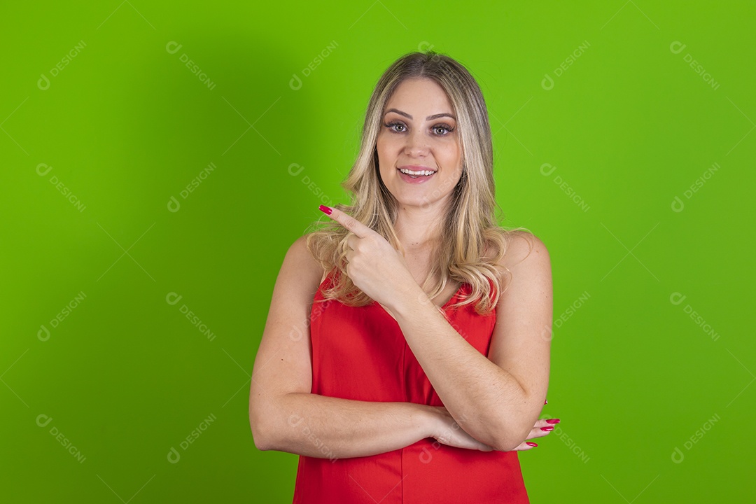 Linda mulher jovem loira bonita sobre fundo isolado