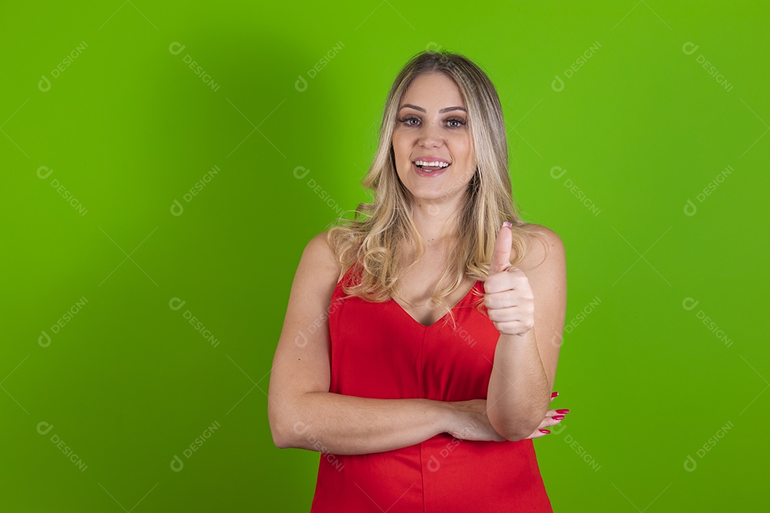 Linda mulher jovem loira bonita sobre fundo isolado