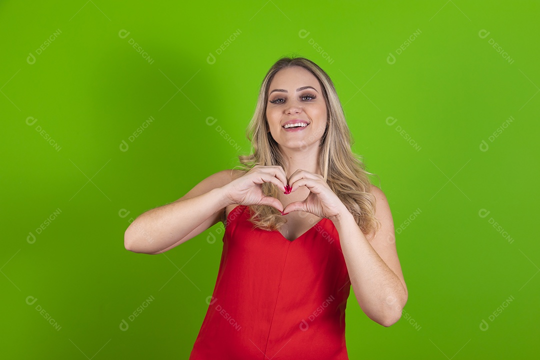 Linda mulher jovem loira bonita sobre fundo isolado