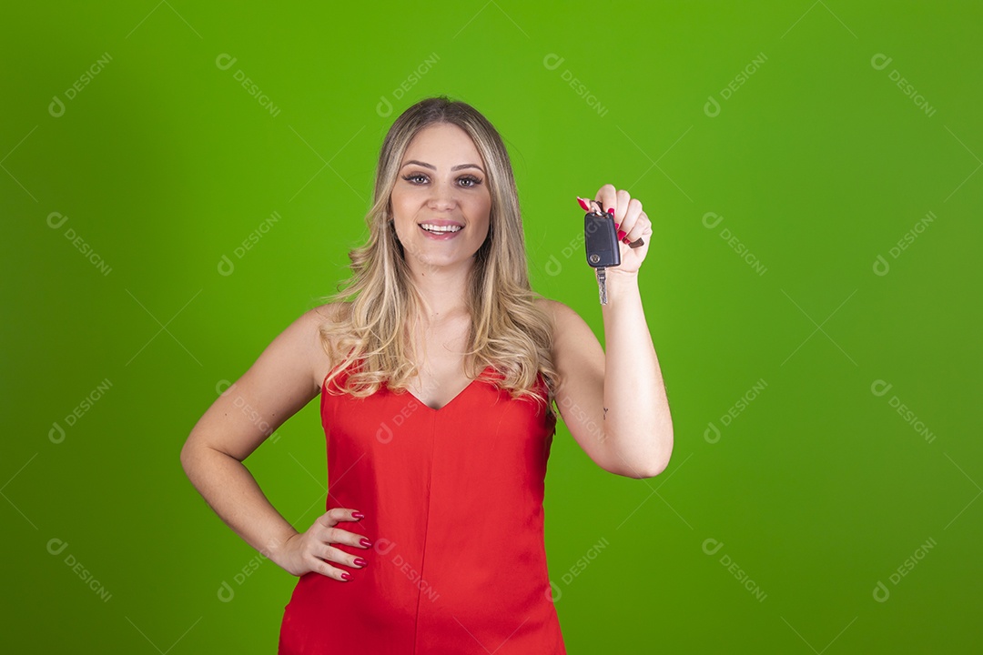 Linda mulher jovem loira bonita sobre fundo isolado