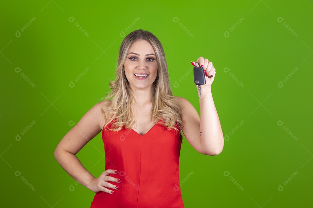 Linda mulher jovem loira bonita sobre fundo isolado