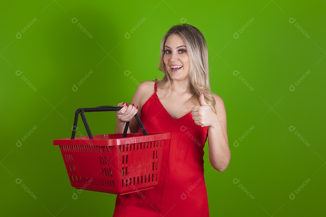 Linda mulher jovem loira segurando sexta de mercado sobre fundo isolado Papai Noel