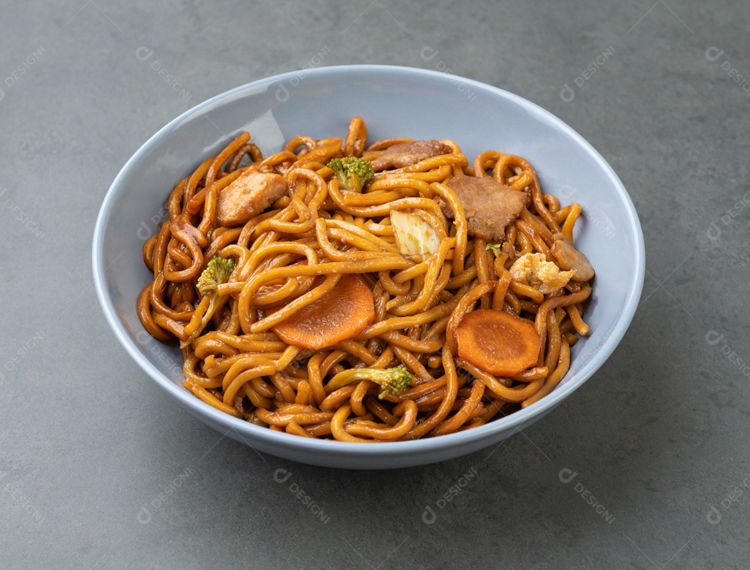Yakisoba, massa tradicional Japão com macarrão, carne e legumes.