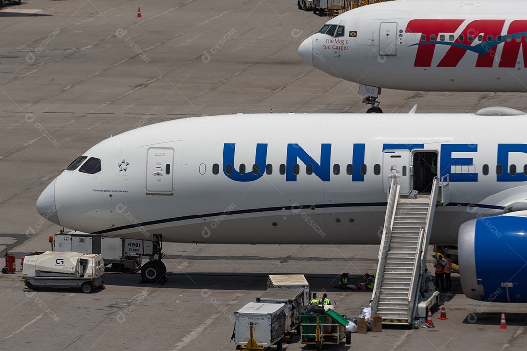 Aeronave pegando voo