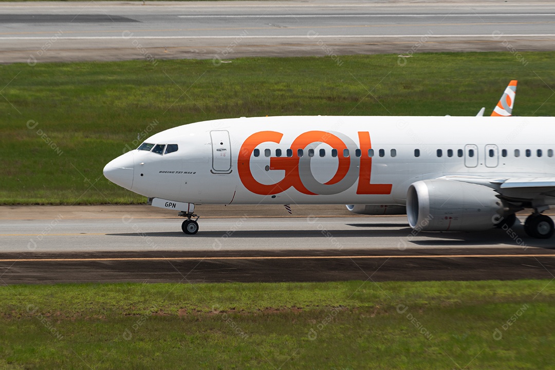 Aeronave pegando voo