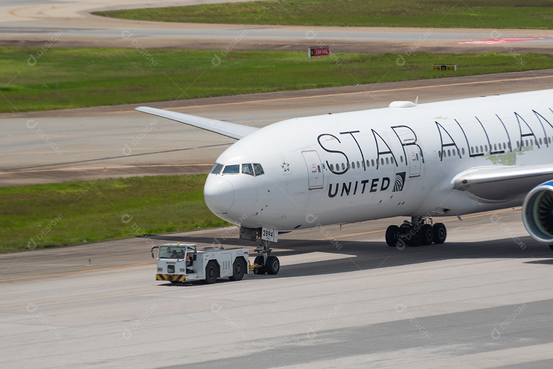 Aeronave pegando voo