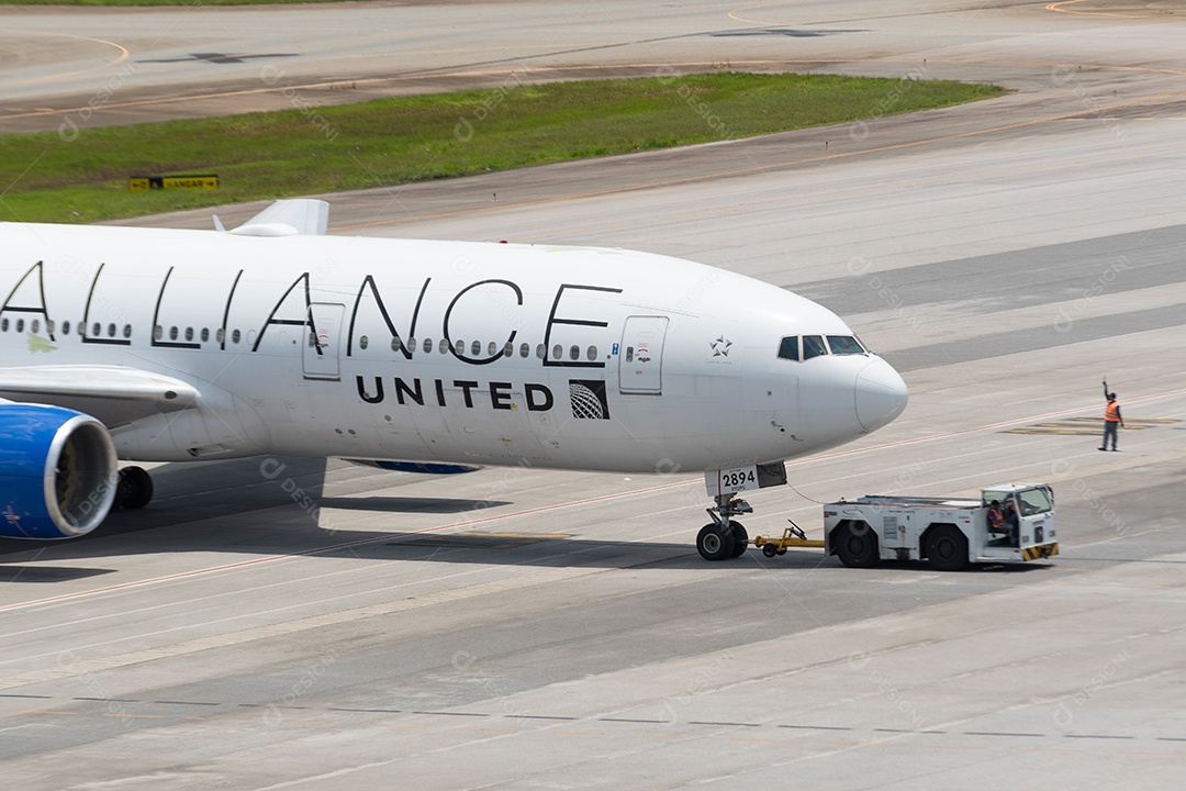 Aeronave pegando voo