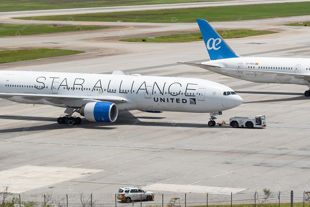 Aeronave sobrevoando sobre céu
