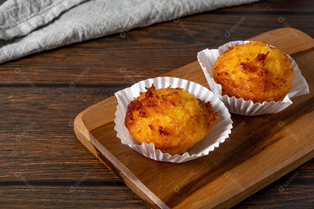 queijadinha, sobremesa tradicional brasileira feita de coco, queijo e leite condensado