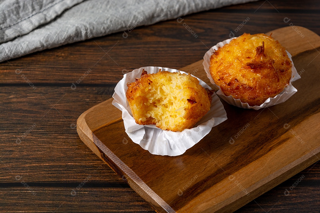 queijadinha, sobremesa tradicional brasileira feita de coco, queijo e leite condensado