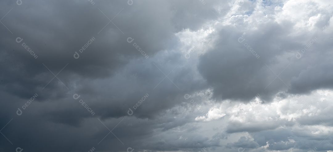 Céu nublado. Céu cinzento dramático e nuvens escuras antes da chuva