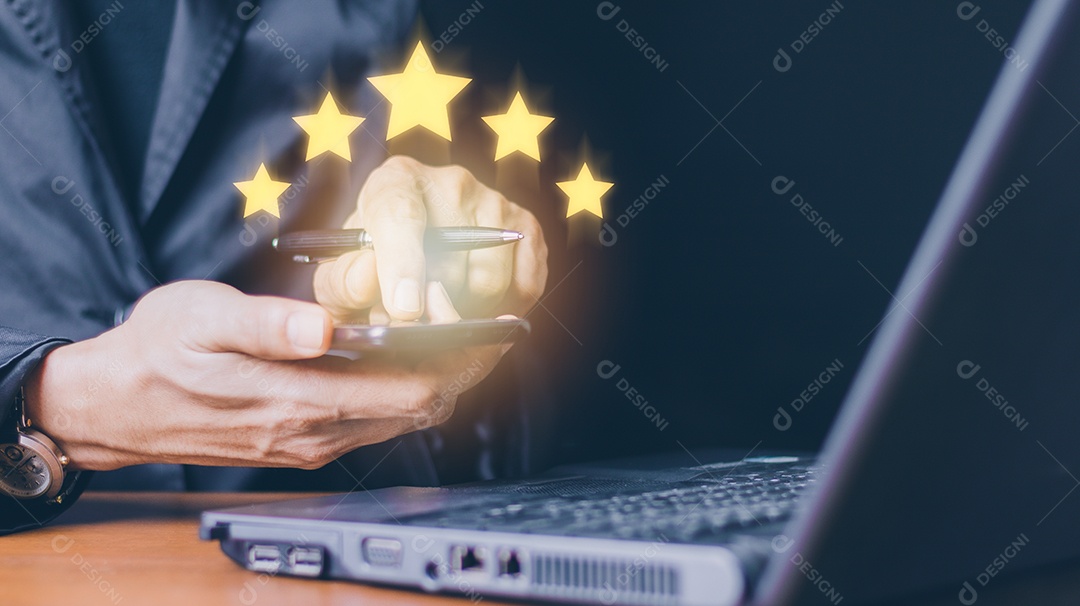 A mão mostra o sinal do serviço superior Garantia de qualidade 5 estrelas, Garantia, Padrões, certificação ISO e conceito de padronização.