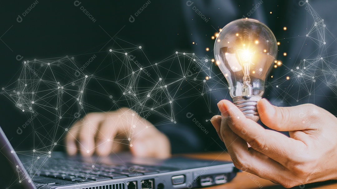 Empresário tocando uma lâmpada brilhante. Conceito de ideias para apresentar novas ideias Grande inspiração e inovação novo começo.