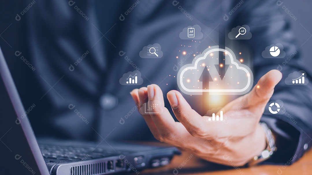 Homem usa laptop com show de diagrama de computação em nuvem na mão. Tecnologia de nuvem.