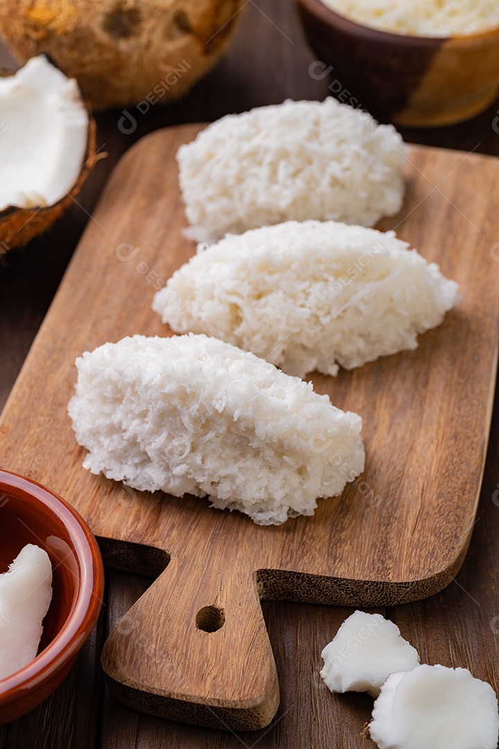 Cocada, doce de coco latino-americano tradicional com coco ralado.