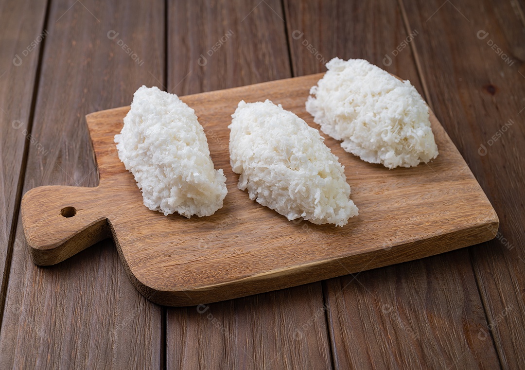 Cocada, doce de coco latino-americano tradicional com coco ralado.