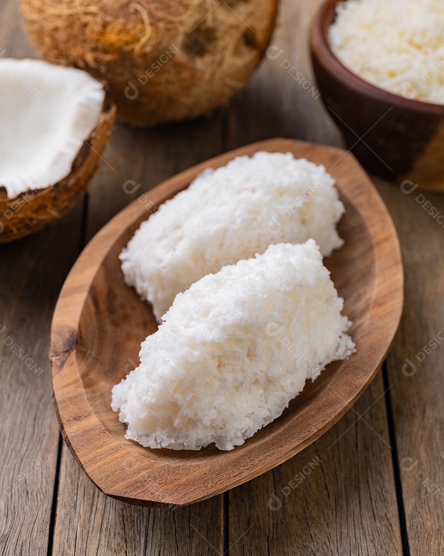 Cocada, doce de coco latino-americano tradicional com coco ralado.