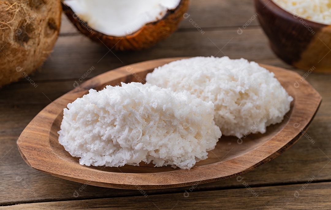 Cocada, doce de coco latino-americano tradicional com coco ralado.