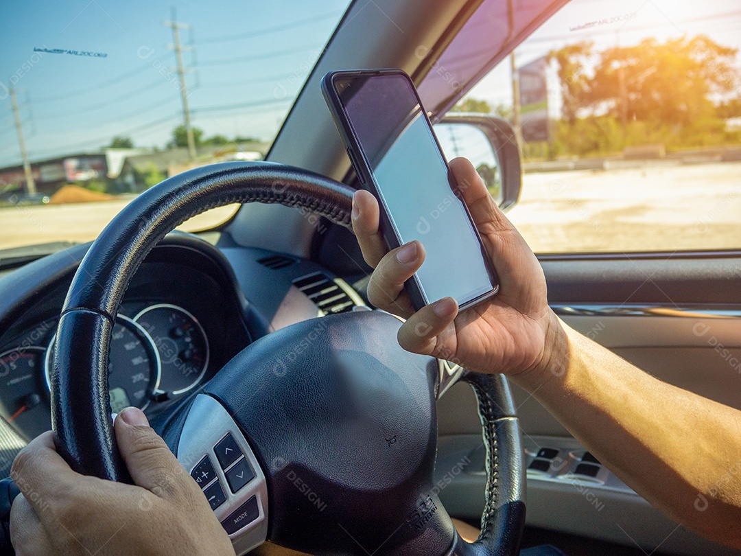 A mão de um homem segurou o volante de um carro para dirigir.