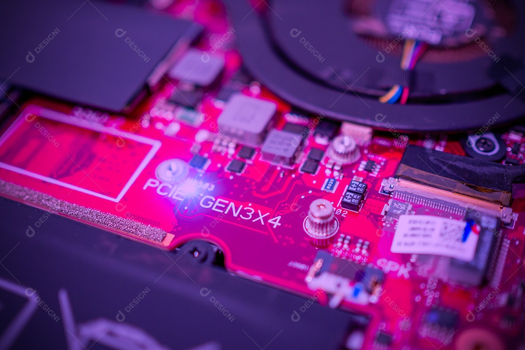 Placa de circuito com microchips de resistores e componente eletrônico.