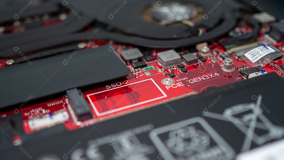 Placa de circuito com microchips de resistores e componente eletrônico.