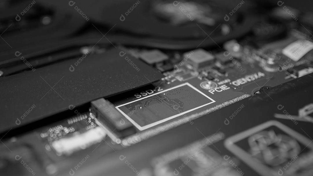 Placa de circuito com microchips de resistores e componente eletrônico.