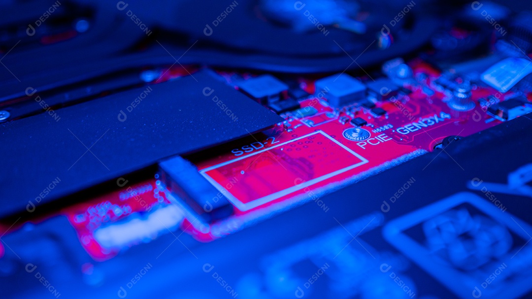 Placa de circuito com microchips de resistores e componente eletrônico.