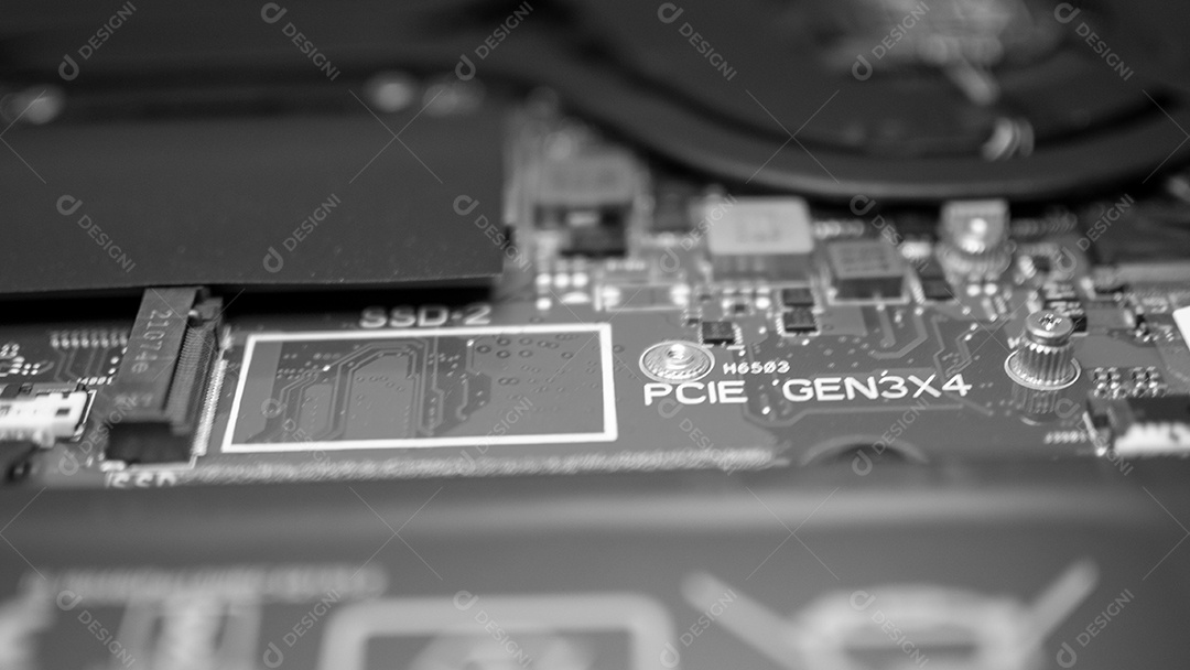 Placa de circuito com microchips de resistores e componente eletrônico.