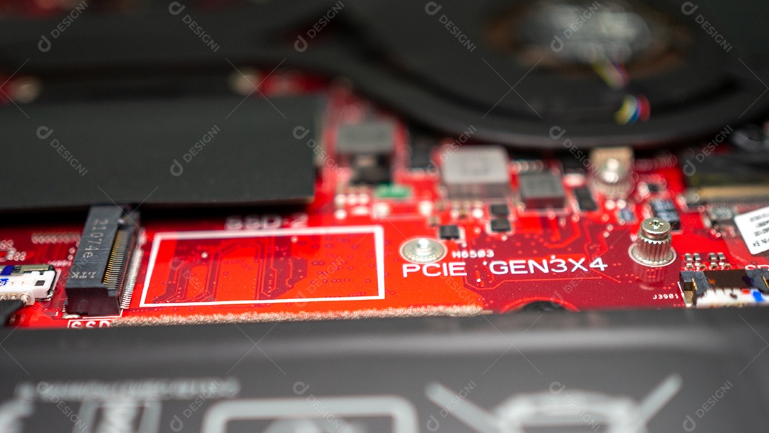 Placa de circuito com microchips de resistores e componente eletrônico.