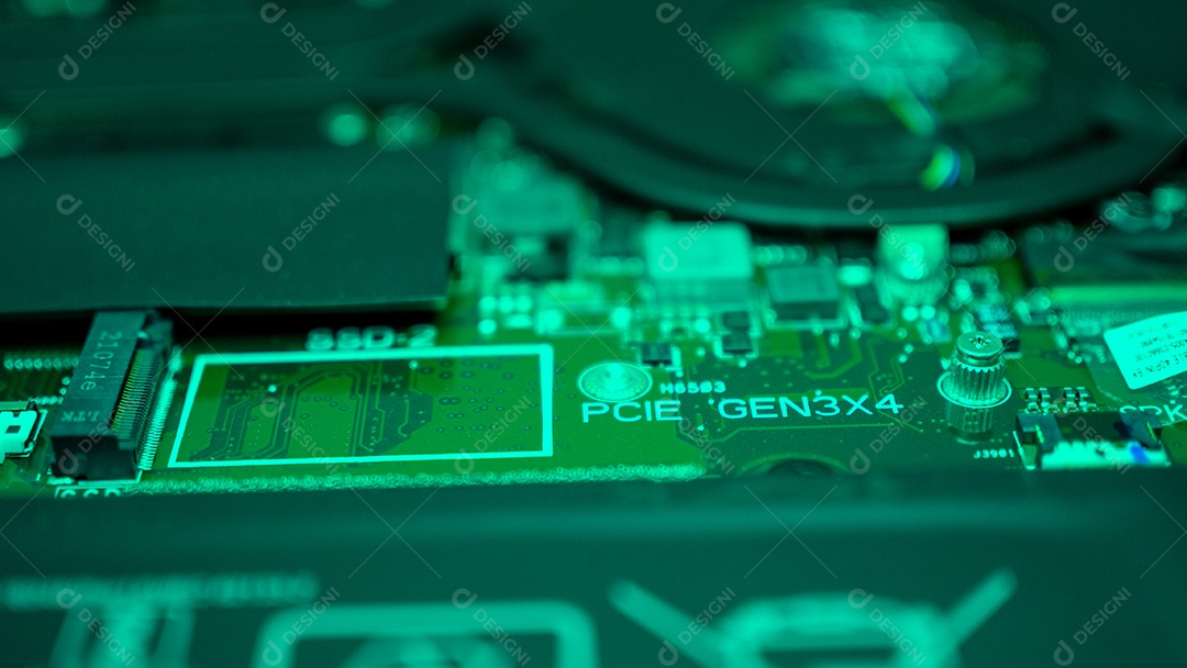 Placa de circuito com microchips de resistores e componente eletrônico.