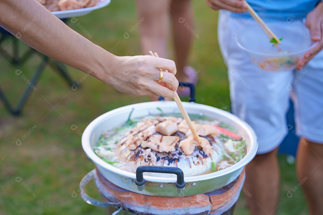 Carne de porco grelhada à mão ou carne com legumes e sopa na frigideira quente