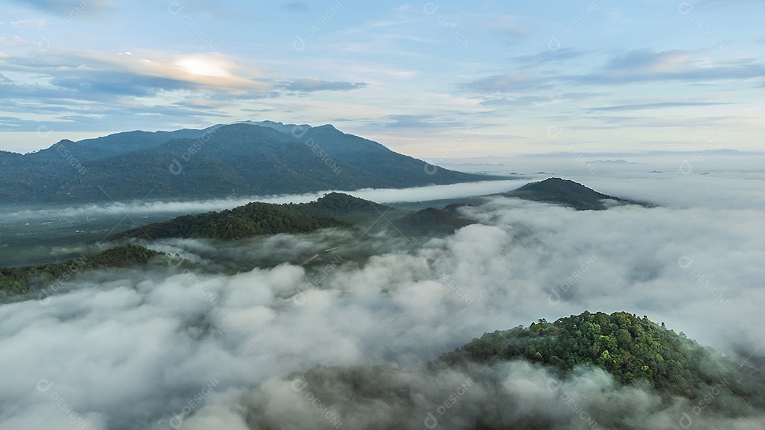 Vista aérea da paisagem Nascer do sol acima da luz dramática das nuvens