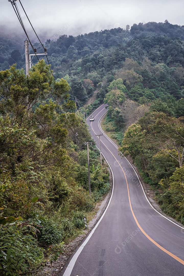 paisagem da estrada que leva à montanha