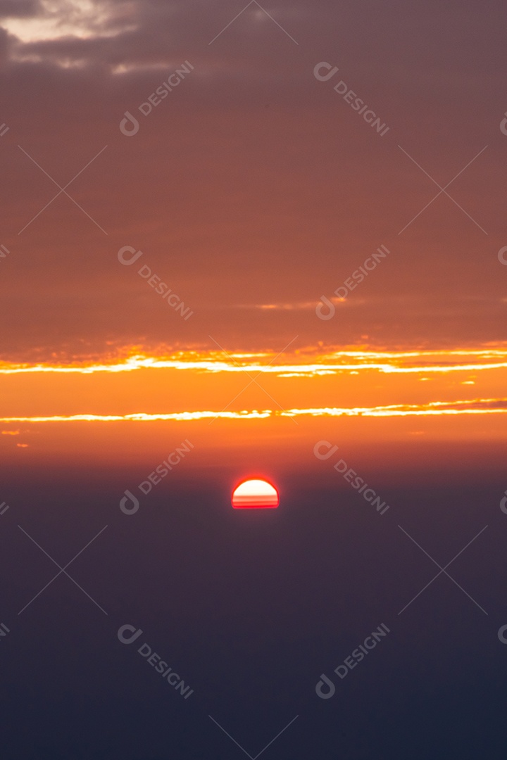 O sol está nascendo no horizonte