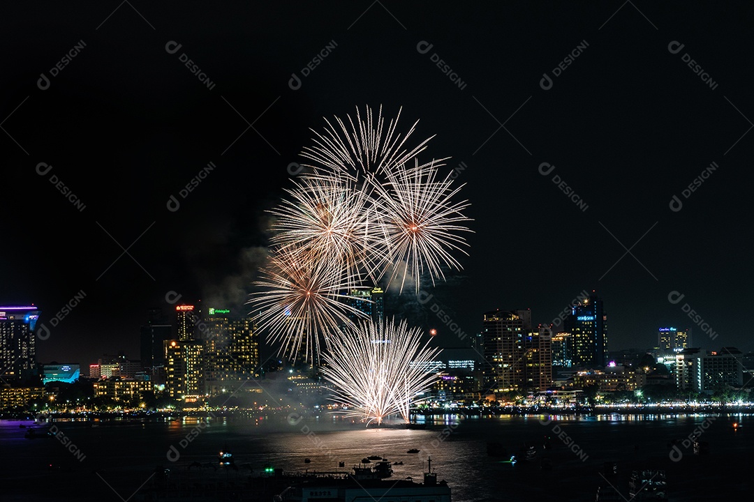 O fundo colorido abstrato do fogo de artifício ilumina o céu