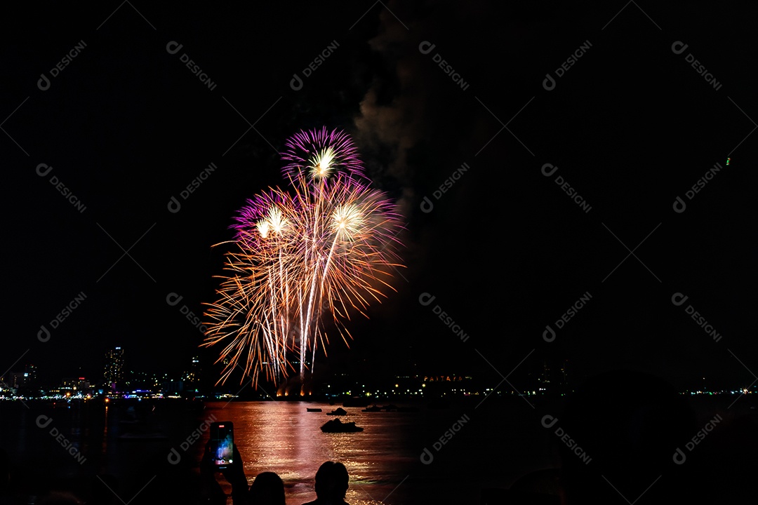 O fundo colorido abstrato do fogo de artifício ilumina o céu