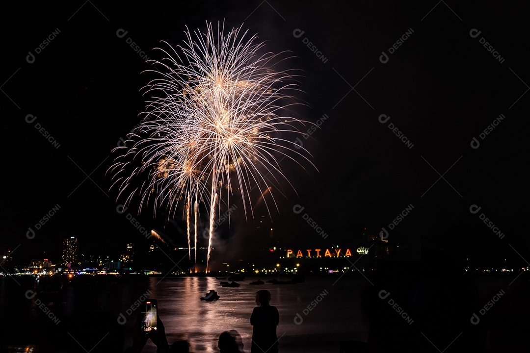 O fundo colorido abstrato do fogo de artifício ilumina o céu