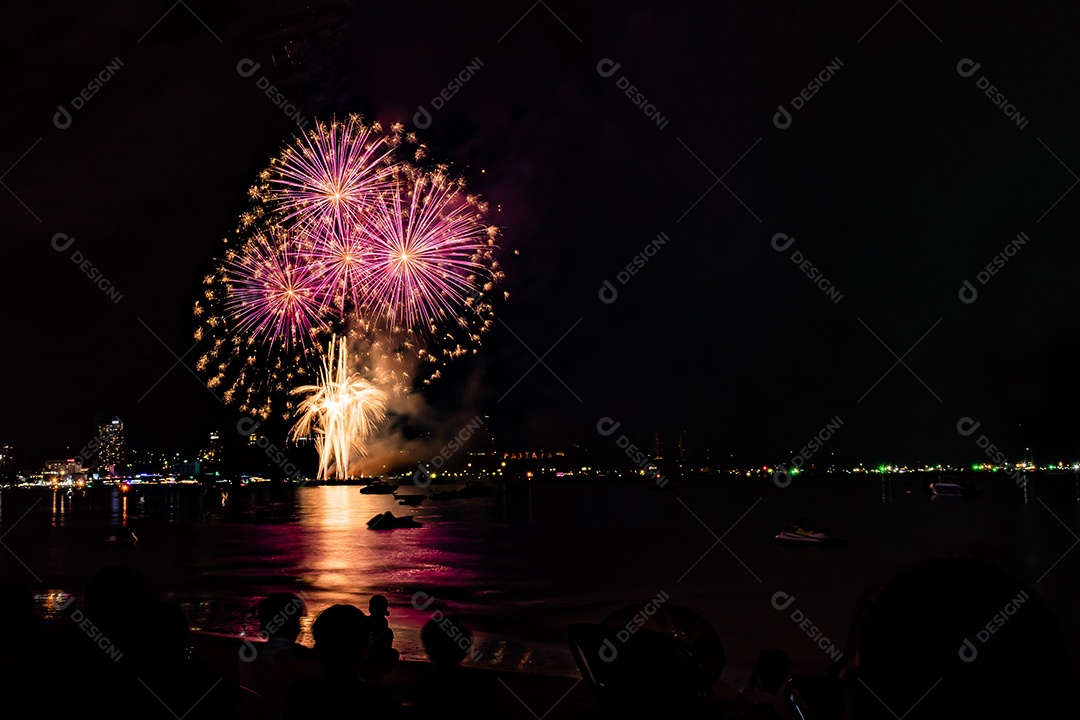 O fundo colorido abstrato do fogo de artifício ilumina o céu