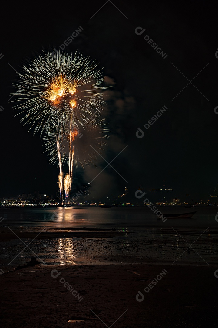 O fundo colorido abstrato do fogo de artifício ilumina o céu