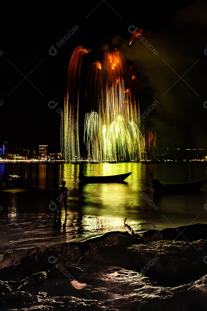 O fundo colorido abstrato do fogo de artifício ilumina o céu