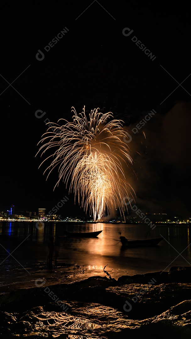 O fundo colorido abstrato do fogo de artifício ilumina o céu