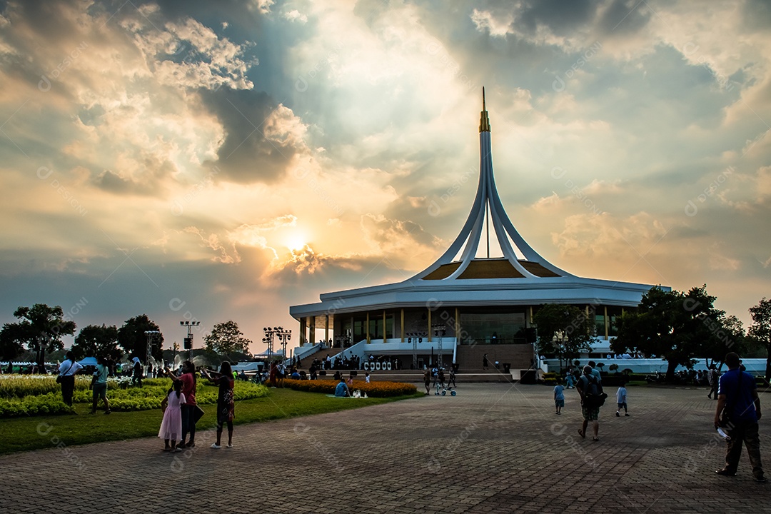 Suan Luang Rama IX no pôr do sol ou entardecer Bangkok, Tailândia