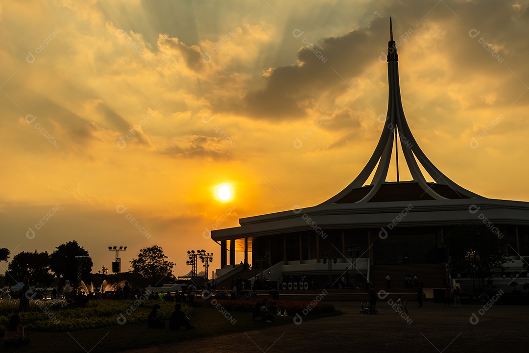 Suan Luang Rama IX no pôr do sol ou entardecer Bangkok, Tailândia